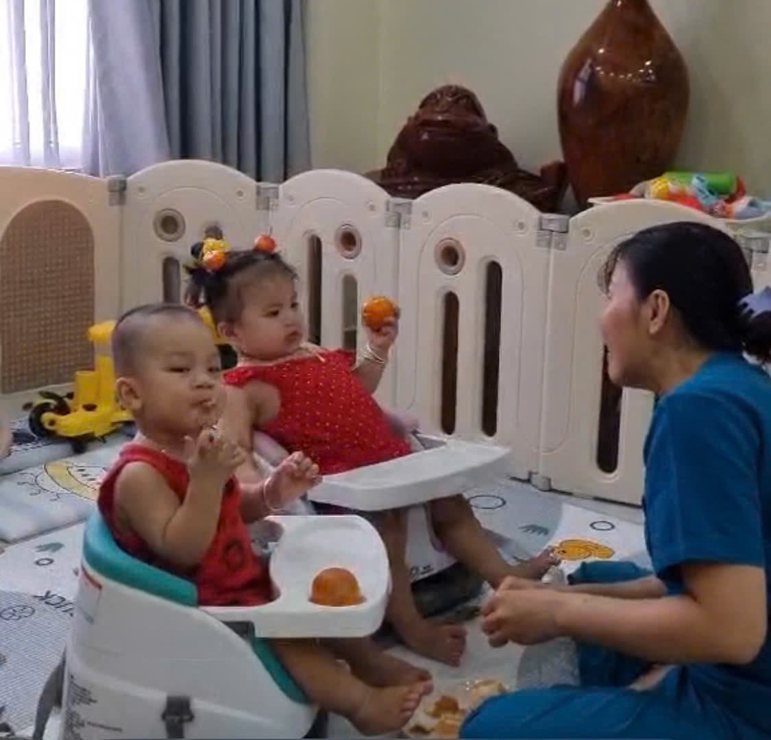 Bảo mẫu Be Care cho hai bé ăn dặm trong không gian an toàn